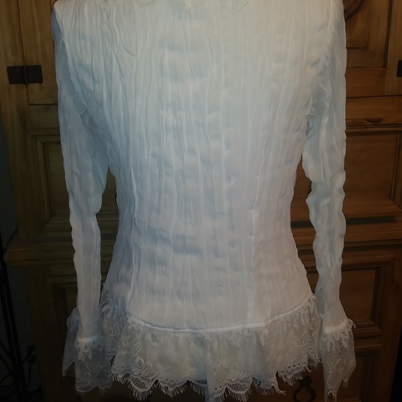 Beautiful blouse - Picture 2 of 3